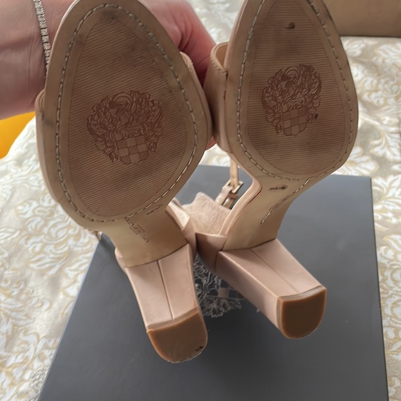 Vince Camuto- size 8.5 - Picture 10 of 11